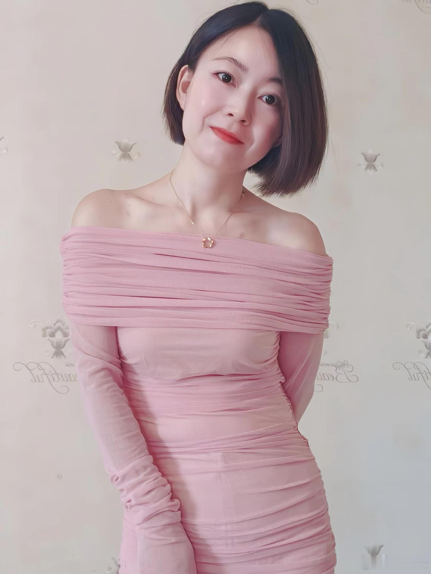 短发阿姨也可以性感和可爱​​​