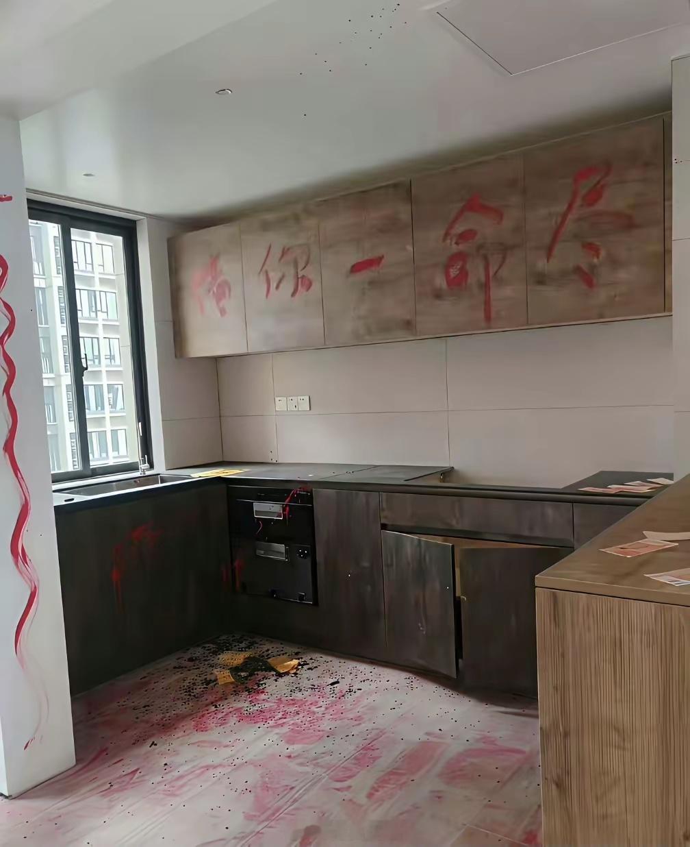 80万拍卖价的房子，有人敢入住吗？这样的装修风格，晚上不开灯怕是睡不着。