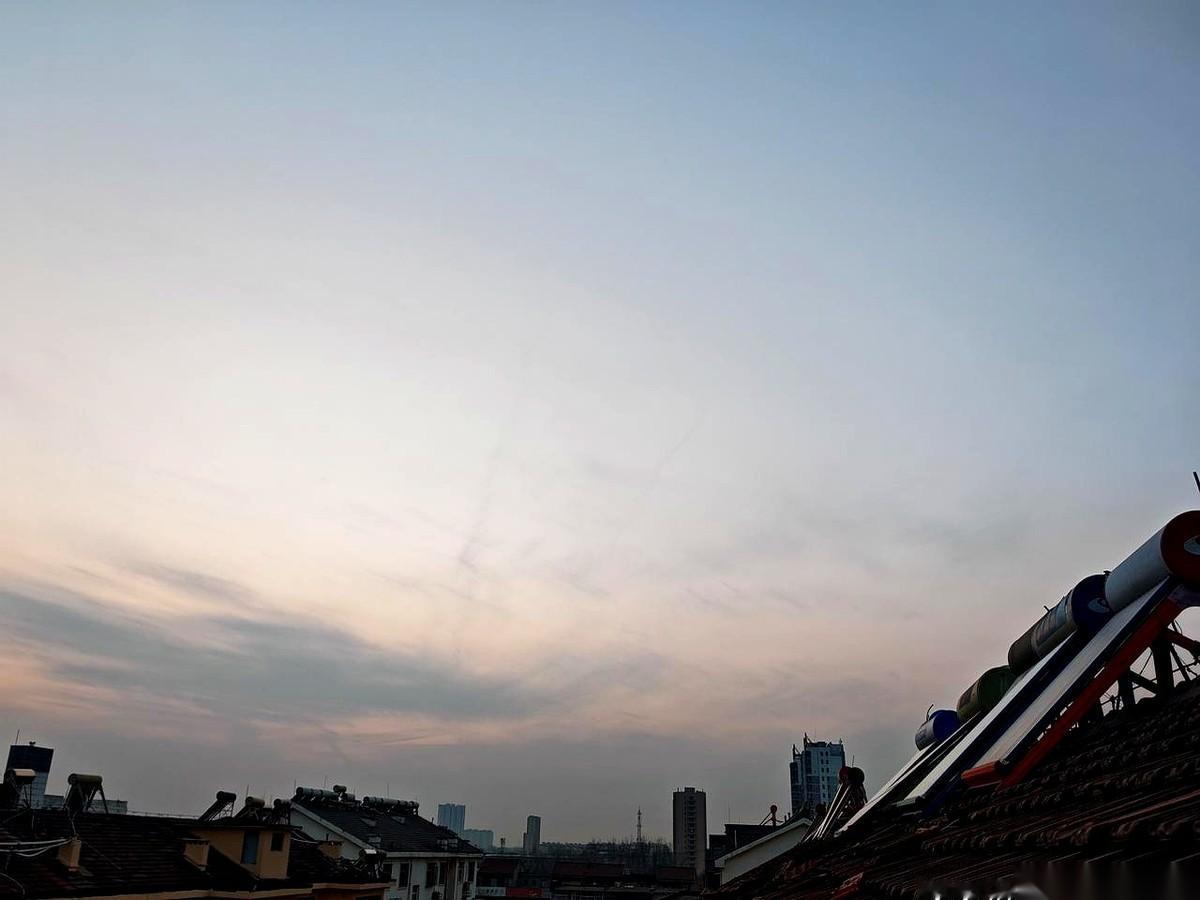 办公室里最蠢的事，就是公开跟同事撕破脸。真的。刚才又一个，摔门出去，另一个气