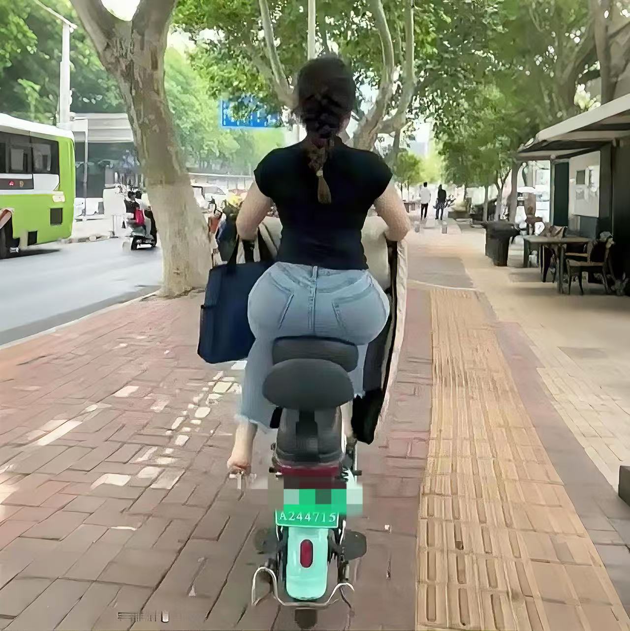 这电动车真漂亮，不知道是什么牌子
