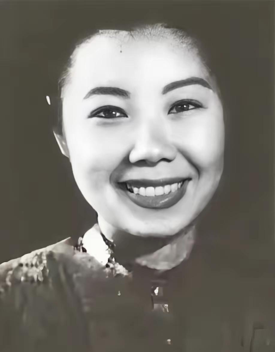 1982年，75岁的关露躺在病床上，中央派人给她宣读一份平反文件：“关露的历史已
