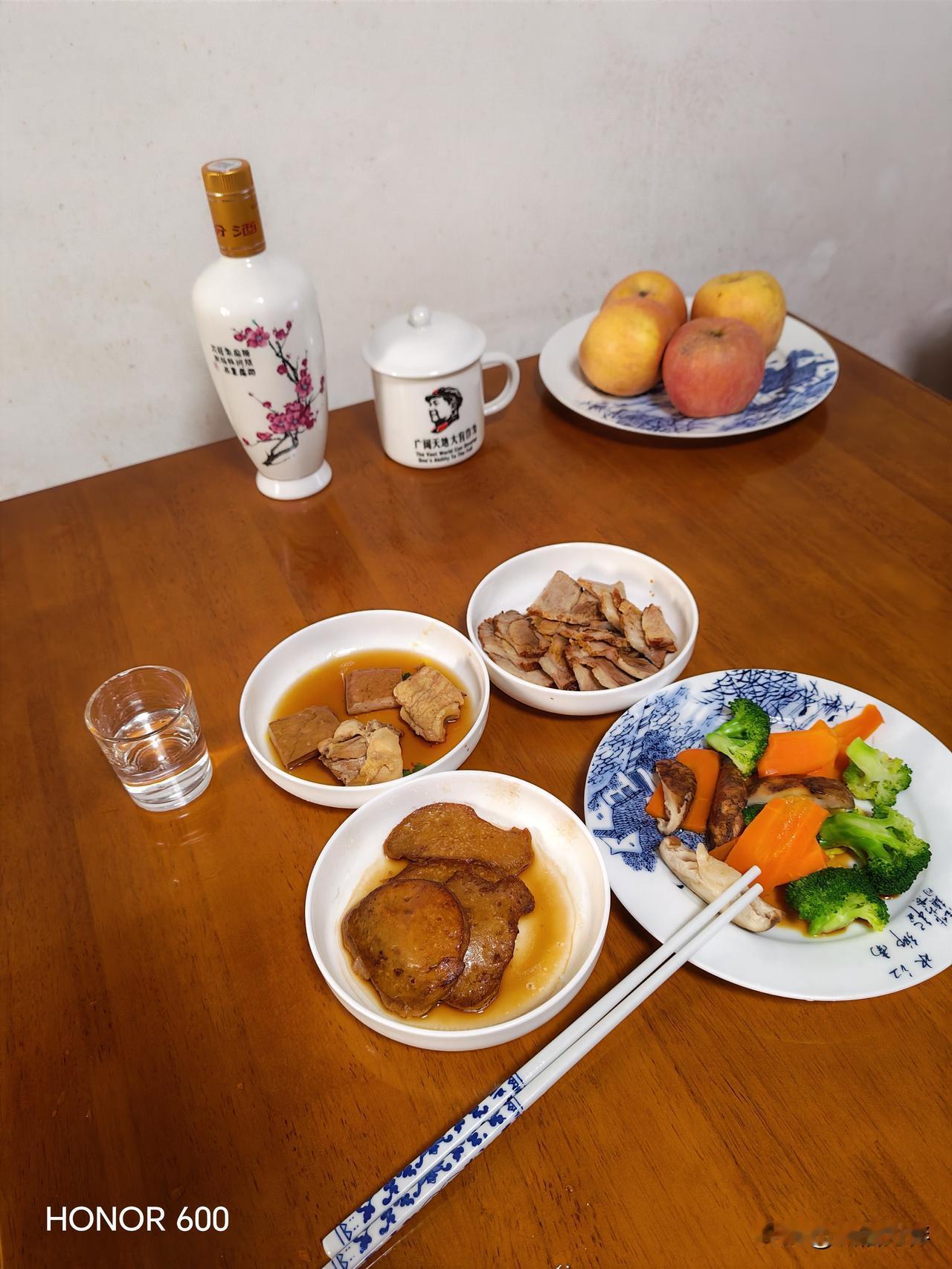 73岁单身老男人午饭，一盘蔬菜，昨天剩下的糟卤鸡块豆腐干，几片五香肉片，三块素鸡