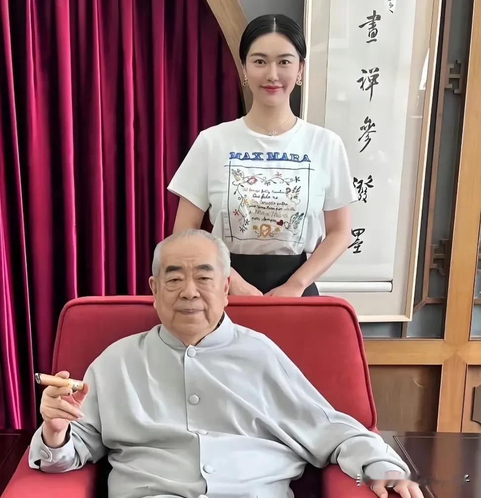 范曾女儿回应了，看完内容，网上爆料果然不是空穴来风，房门紧闭人去楼空，可怜老爷子
