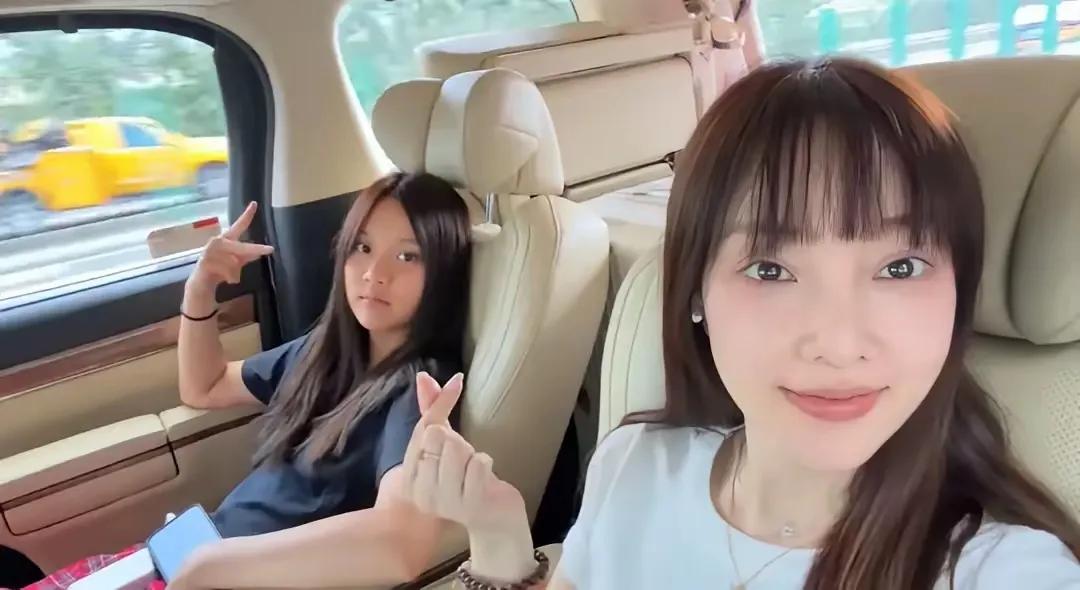 贾乃亮女儿出国上夏校，小甜馨姥爷为她背包包，姥姥张伟欣显年轻甜馨13岁了，第一