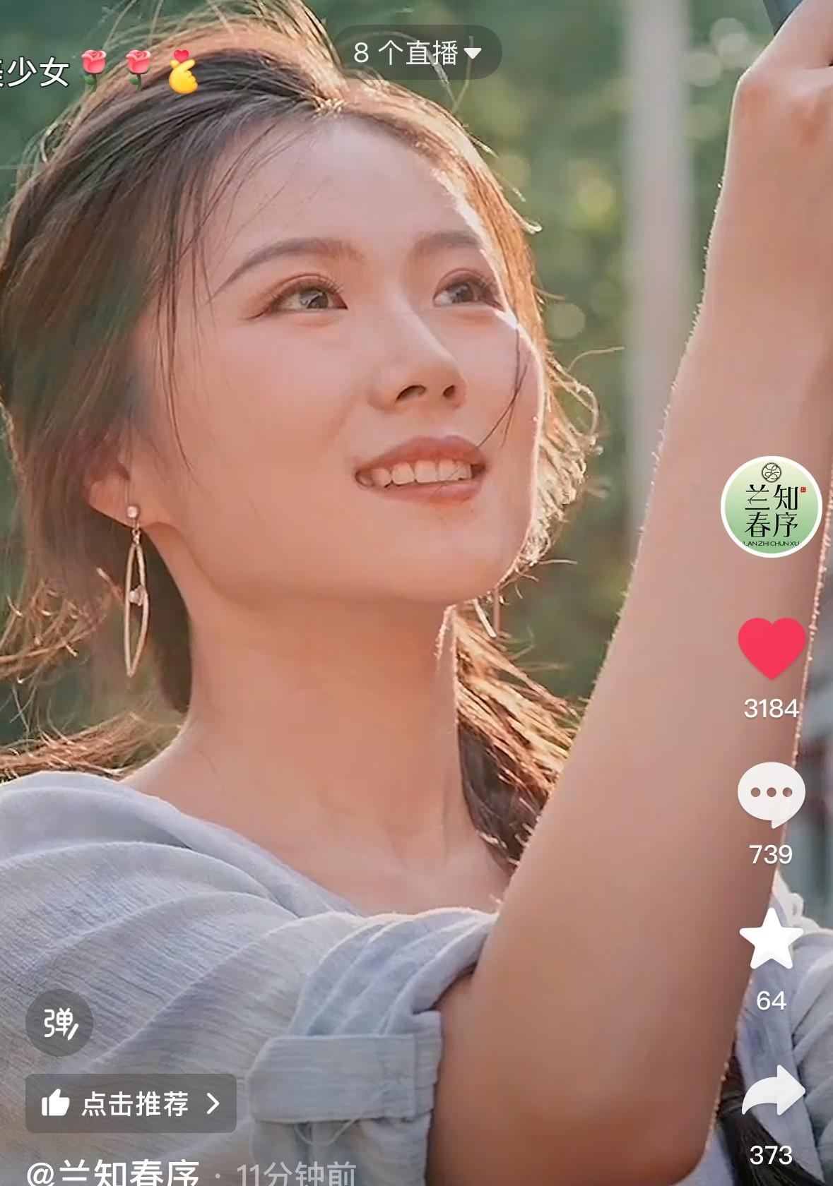 与辉同行的新主播真真终于闪耀登场了，果然不出所料真真长着一副国泰民安的面孔，大气