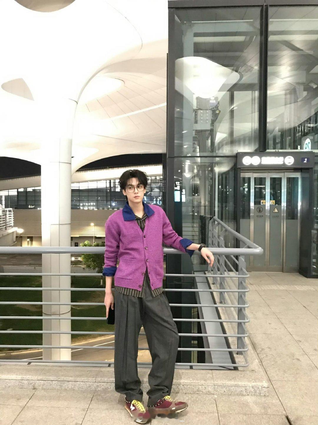 田栩宁不热吗看着都觉得厚实，时尚果然要付出代价，卷毛眼镜这个造型真的好适合他。