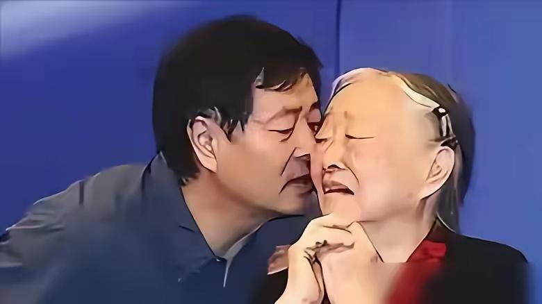 凌晨一点的北京，濮存昕躺在床上，手腕上系着一根软布绳，绳子的另一头套在94岁老母