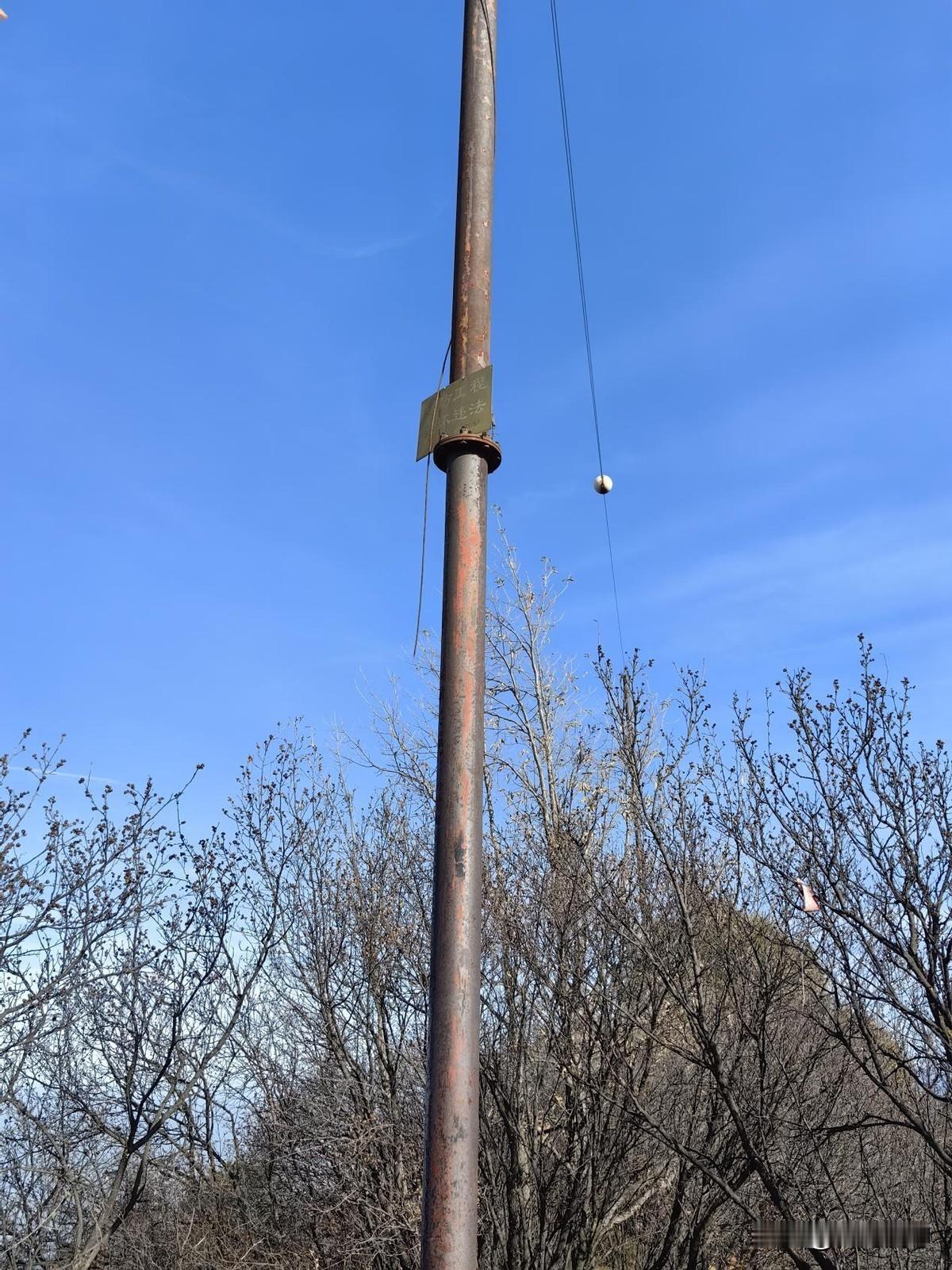 二杆子山（又称二杆子梁）是秦岭北麓西安长安区子午峪内的户外热门山头，无官方地名登