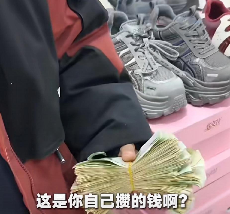 报恩男孩！男孩攒了半年的零花钱，只为给妈妈买双鞋作生日礼物！网友：“孩子的袖口都