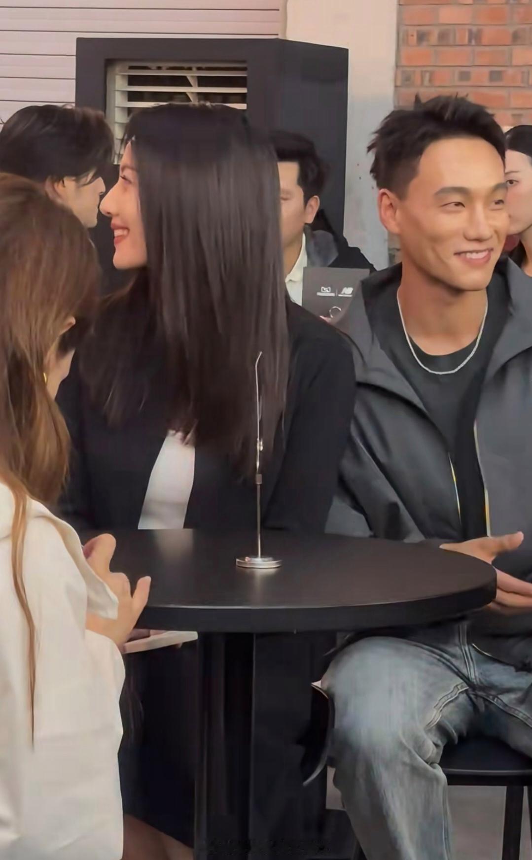 高圆圆近照曝光。有网友说她变样了，你觉得呢？其实，她这个状态挺好的，还是那么漂亮