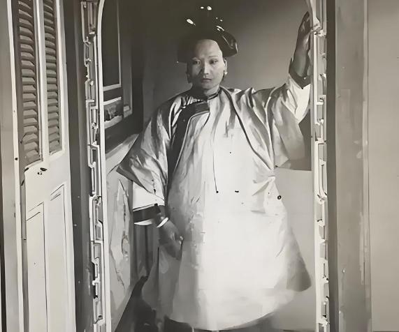 末代皇帝溥仪，九岁了还在喝乳娘的奶水，紫禁城里的太监宫女私下议论不断，乳娘每次给
