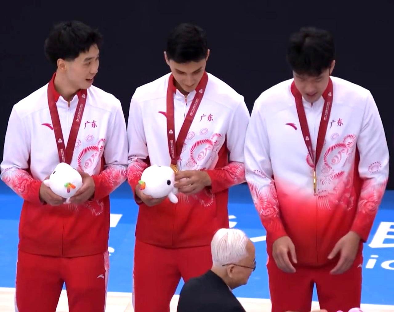 广东男篮全运会包揽三冠。辽宁球迷不服气，说自家主力缺席才输，质疑广东U22夺冠含