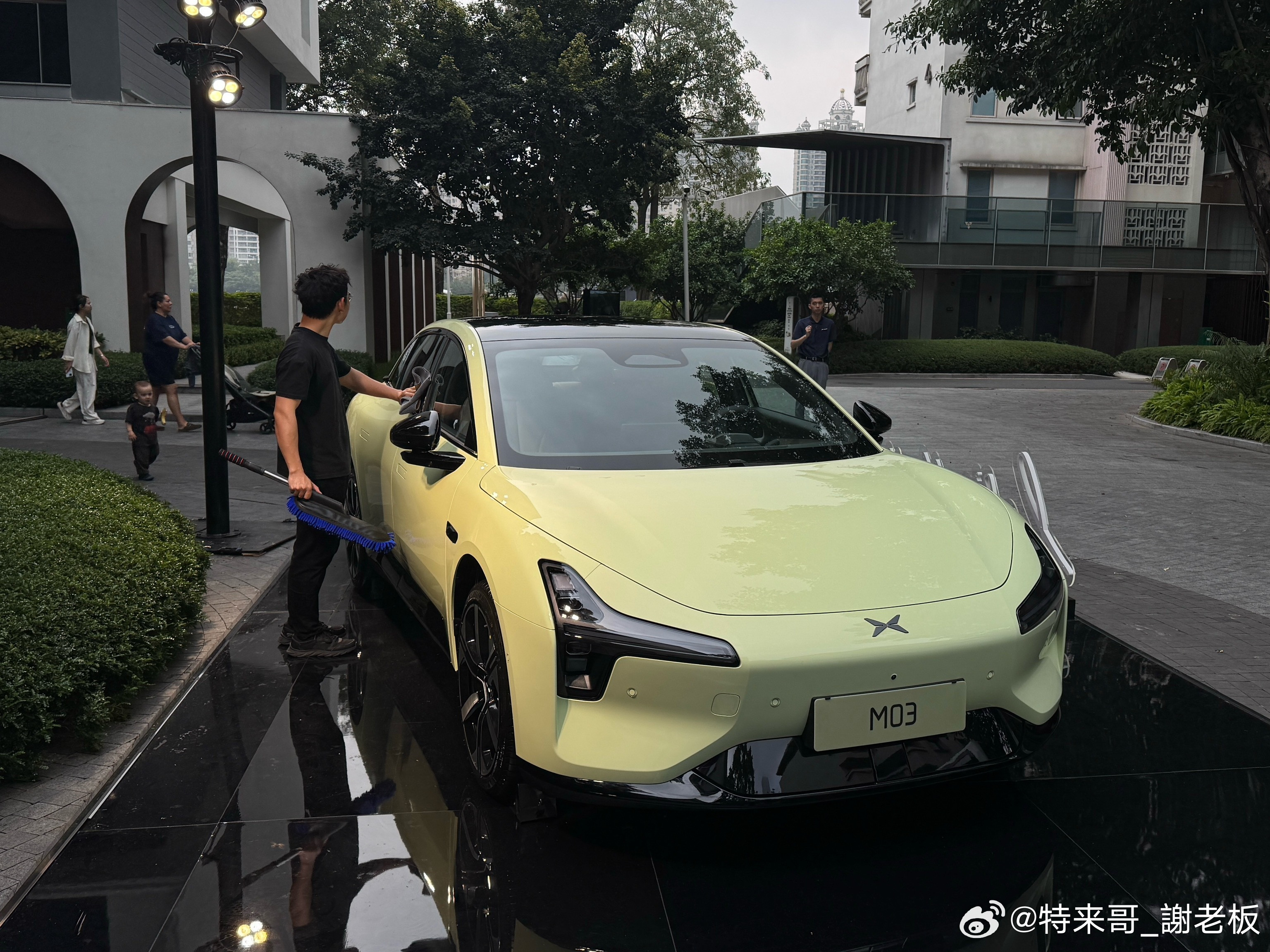 酒店楼下偶遇一台“牛油果绿”小鹏MONAM03，这应该是26款的新车色～实车颜