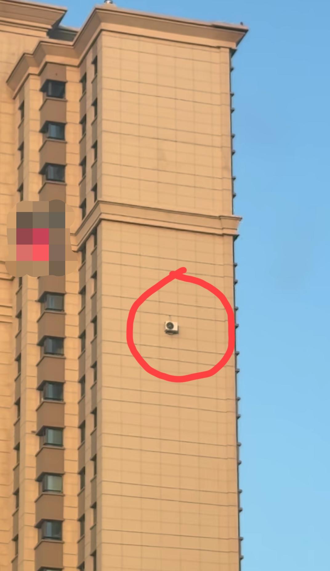 空调安装师傅看过来，像安装这样一个空调外机，我们要额外付你们多少钱？网上看到的