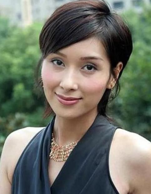 2001年，40岁上海富豪周正毅对27岁的杨恭如一见倾心，于是疯狂追求，豪掷30