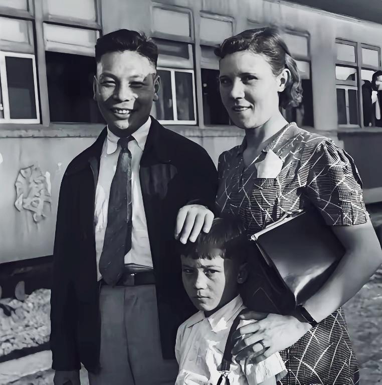 蒋经国在莫斯科留学，和冯玉祥女儿冯弗能谈恋爱并发生关系。冯弗能是他的初恋，但他的