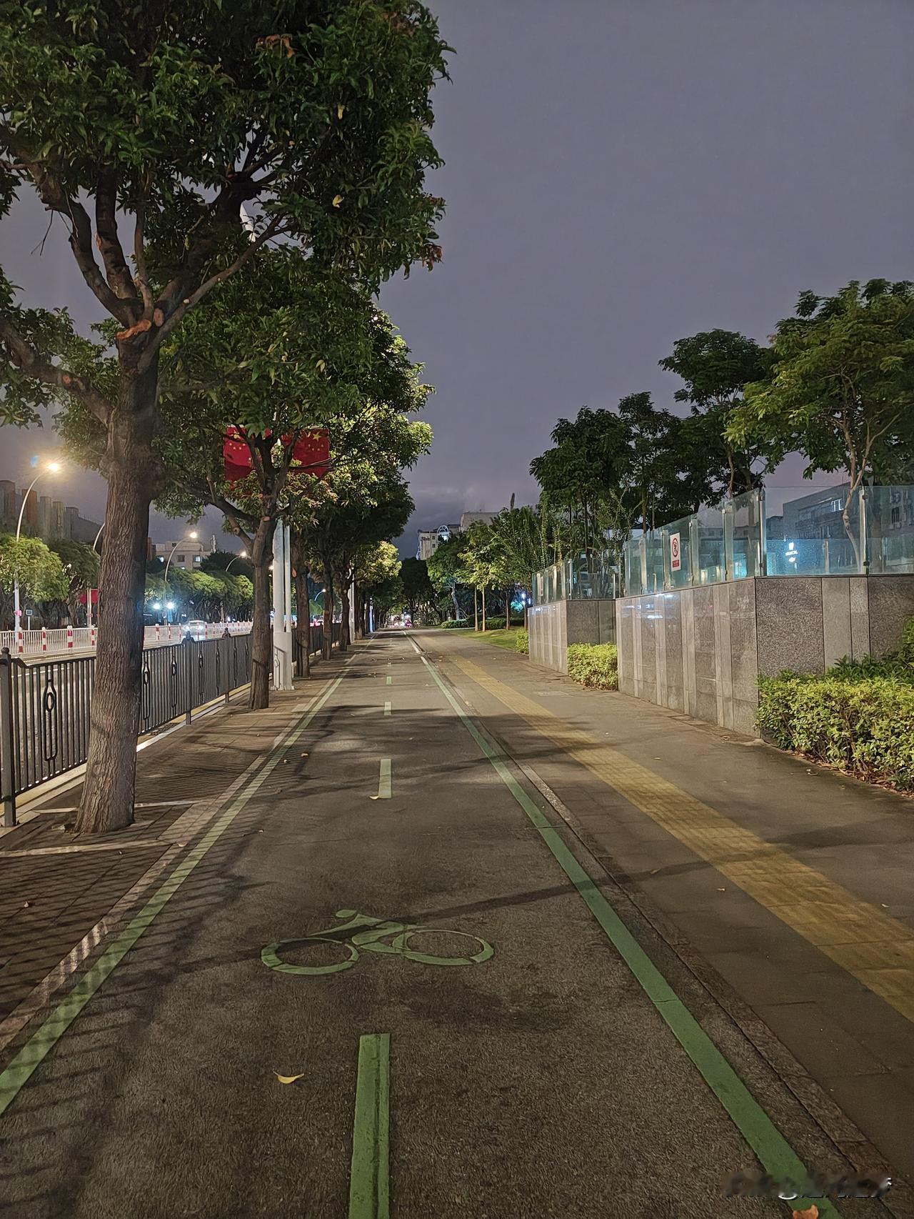 ✅核心要点1. 降速原则：路面湿滑抓地力下降，主动降低车速，杜绝高速行驶。