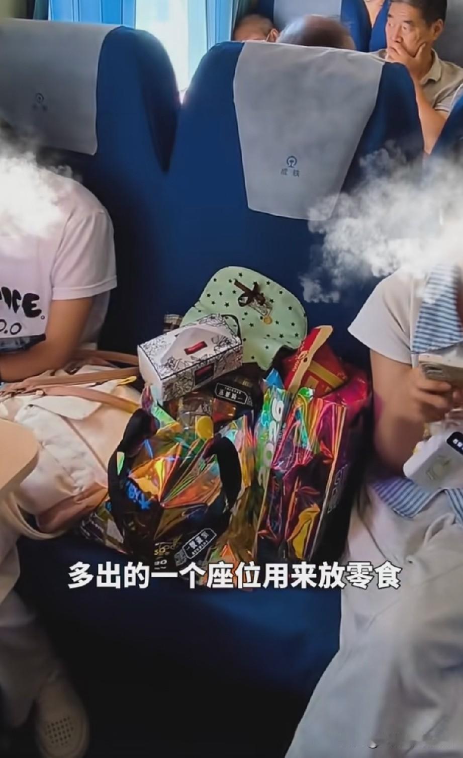女孩买火车空座放零食到底合不合理？个人观点：用家人的身份证网购车票，不犯法不