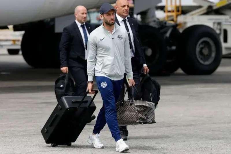 需要考虑恰尔汗奥卢的未来了。虽然橡树对续约一名30多岁的球员并不感冒，但按现在队