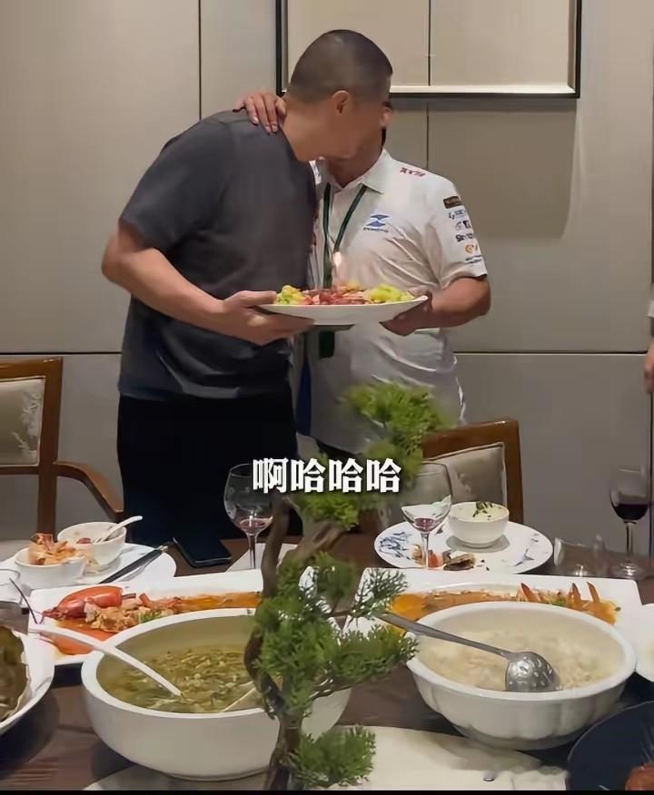 李亚鹏55岁生日，张雪送上亲吻李亚鹏今年的生日，一定很难忘。张雪前来庆生，气氛烘托起来后，张雪一把搂