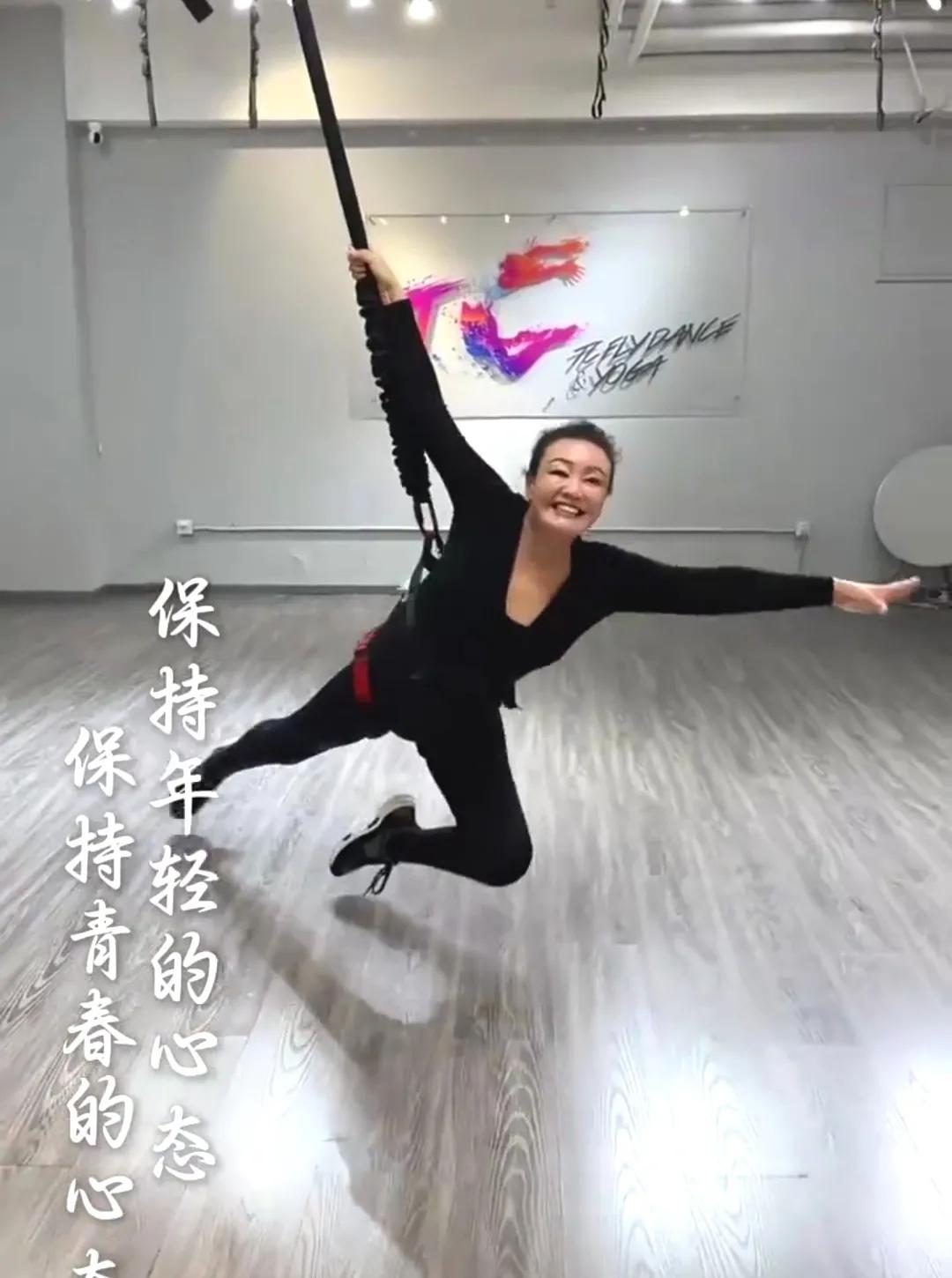 能上能下，67岁张兰这身手不输年轻人。张兰大家都了解，既是俏江南的创始人，又