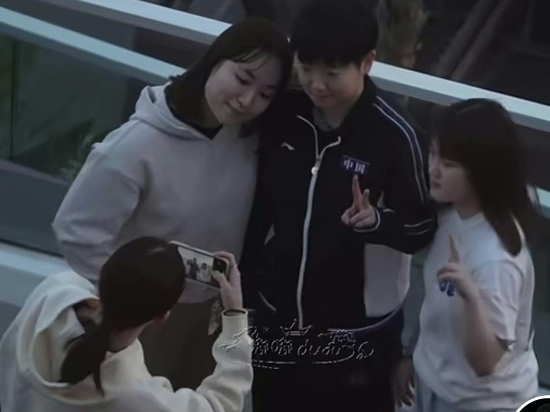 孙颖莎在外协的魅力，场上被莎莎打得有多惨，场下就有多迷恋孙颖莎，在香港维多利亚港