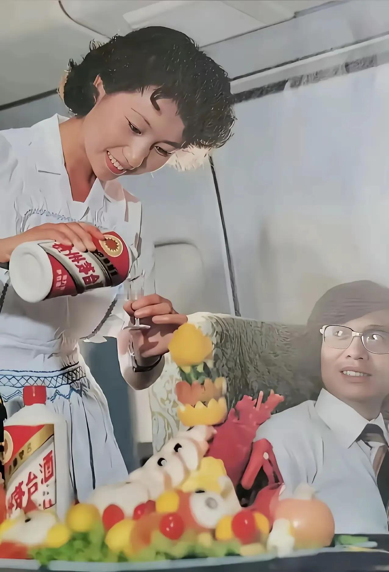 真没想到80年代飞机上能喝茅台，太让人惊讶了。[捂脸哭][捂脸哭][捂脸哭]