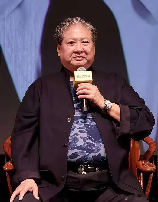 主持人问洪金宝:“你武功这么厉害，在生活中打架有招式吗？”洪金宝说:“现实打架是