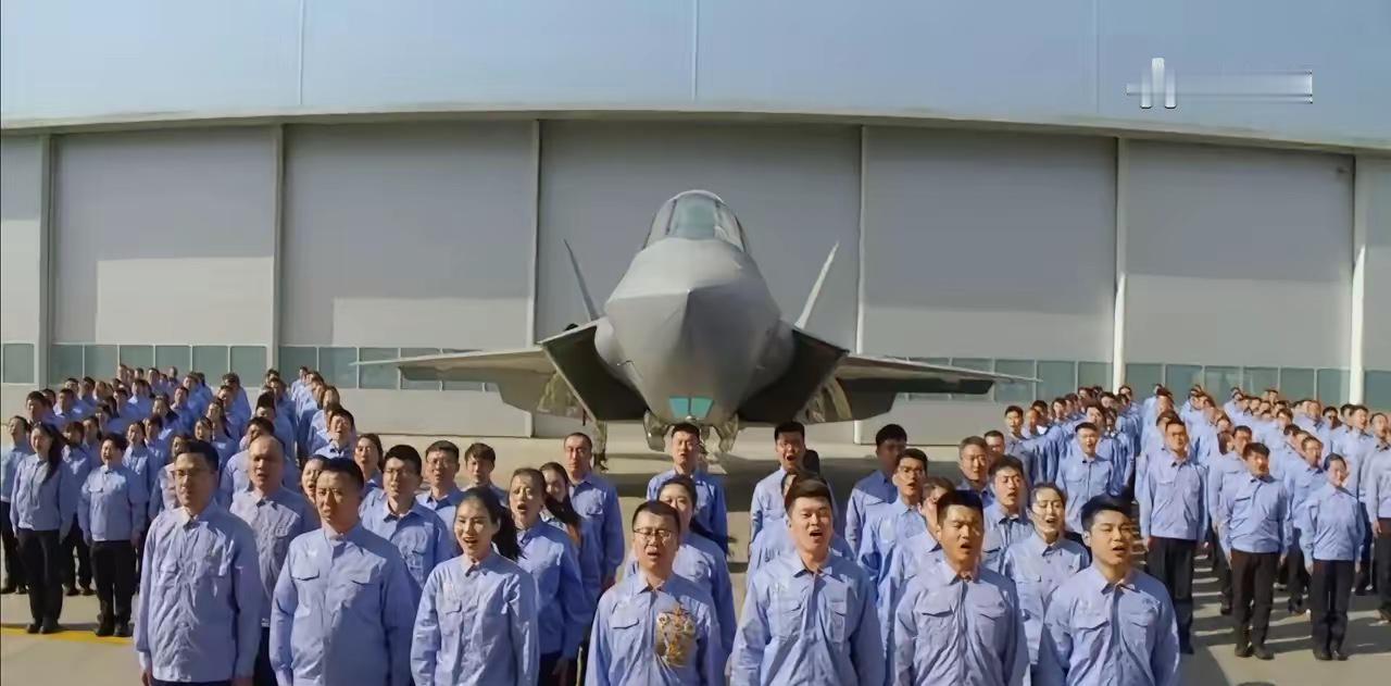沈飞最近公布的这架歼-35有意思，机身编号0001，但上面并没有中国空军或海军的