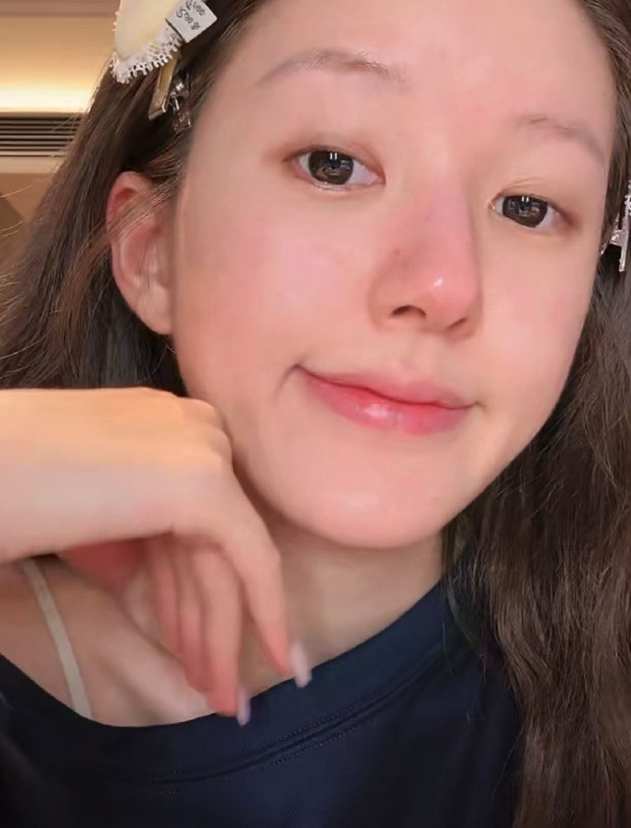 说真的，有谁敢直播当着这么多网友的面卸妆。关键是卸完妆之后，脸依旧很权威