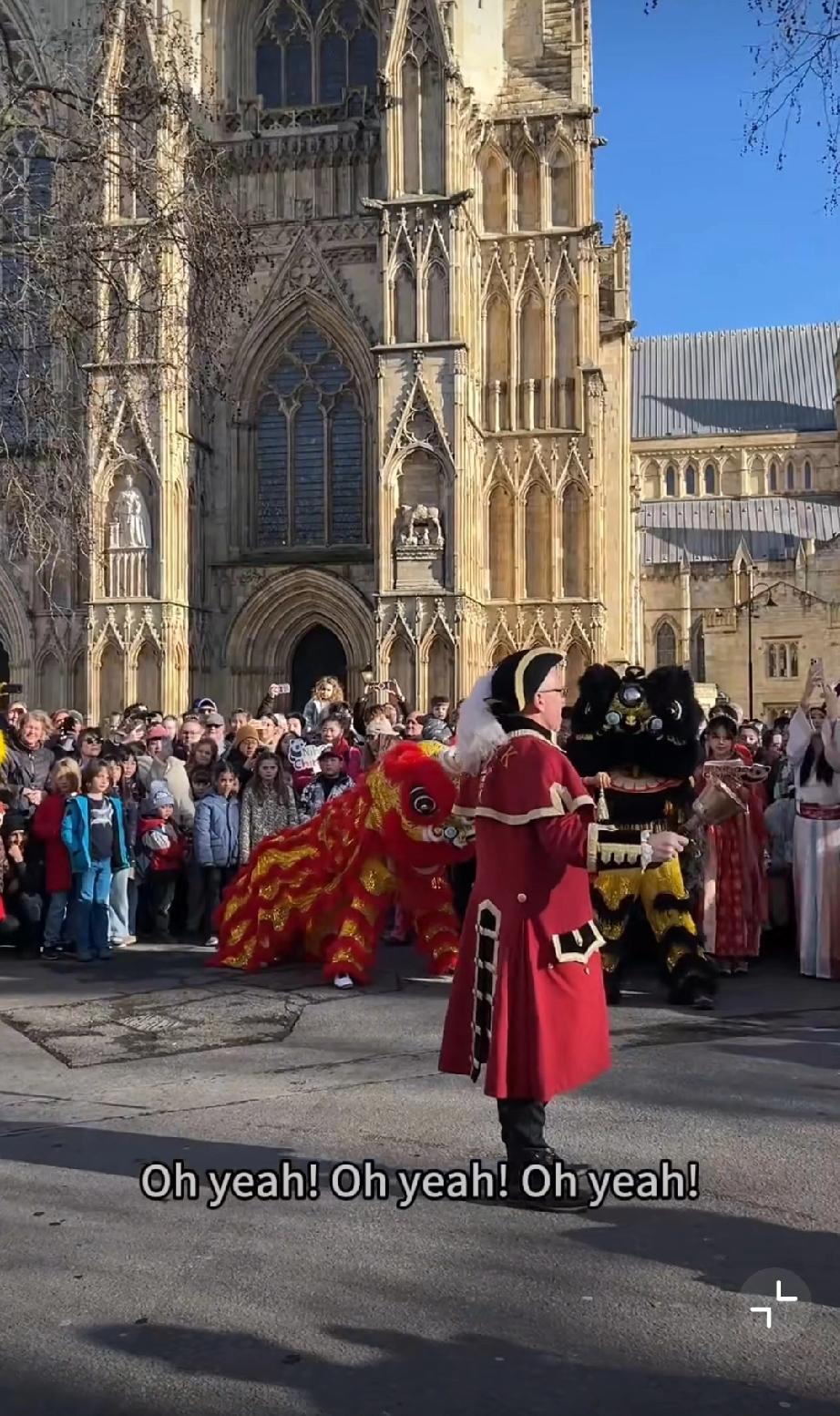 全球共庆中国春节，喊的是中文“新春快乐！”其实老外都知道这是中国年，可惜一来在政