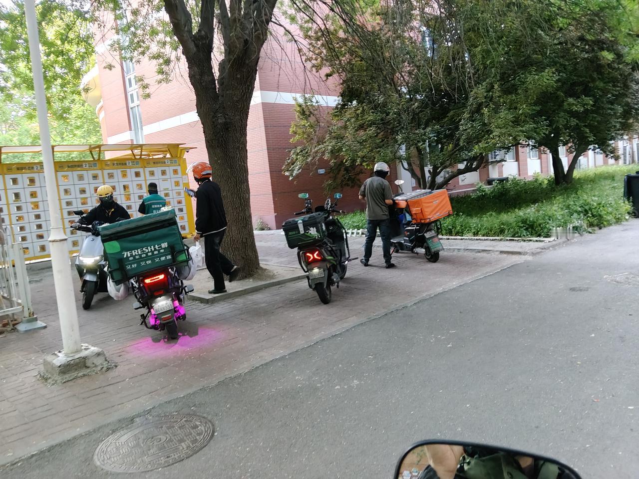 要评选最活跃的群排名，外卖群我觉得前三名必有之。理由有三。1.骑手接单送单随