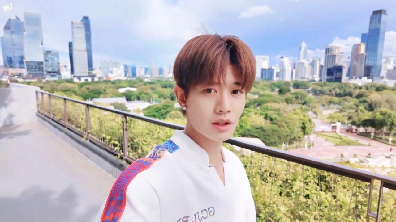 刚刚抢完南京音乐节的票，回头就看到了小室的＃任苒时光＃，是双倍的快乐[吐舌头眯眼睛笑][