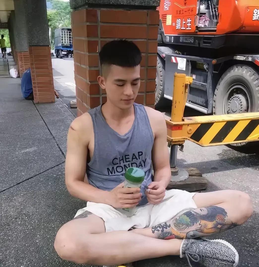 坚决反对有纹身的演员出演正面角色今天才知道扮演封大脚的欧豪身上有大面积纹身一