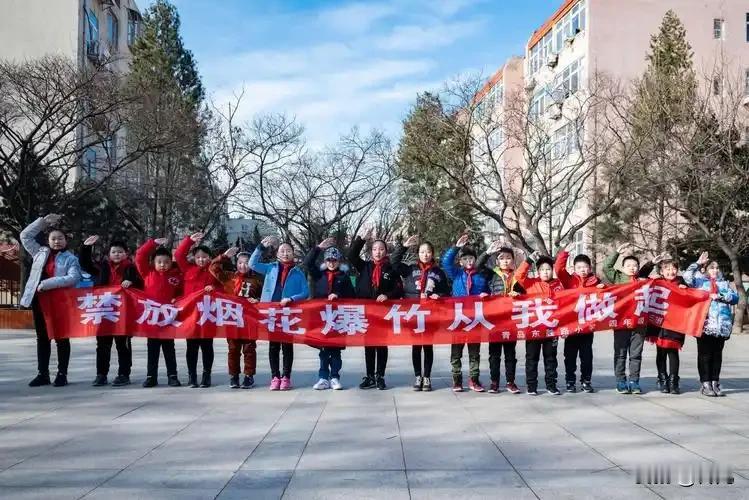 2月15日各学校各班级召开紧急会议：春节期间对燃放烟花爆竹向学生提出了要求。