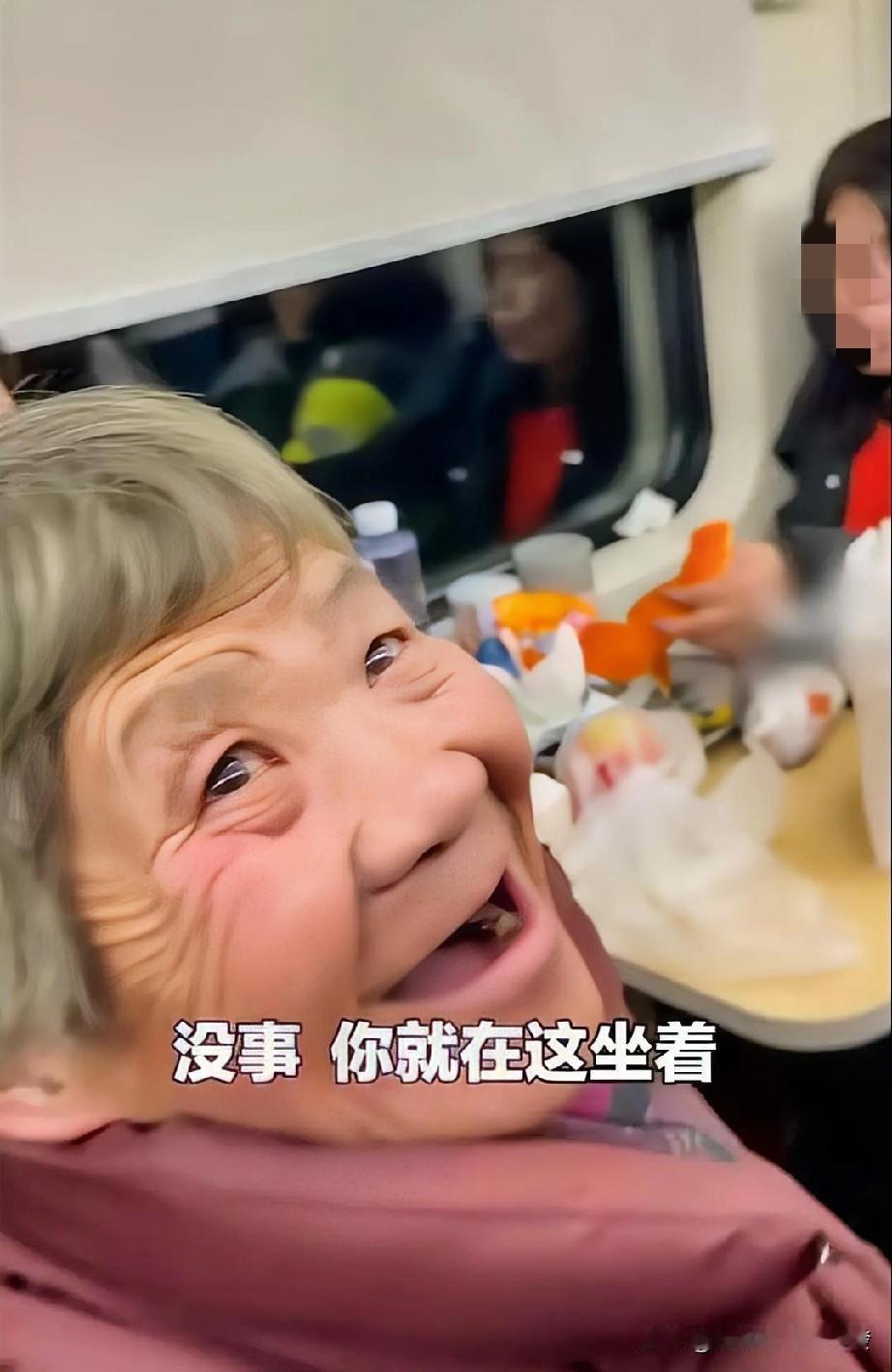 好心人！女孩在火车上发现一名老人蹲在过道，经过询问得知她有座，但座位上有人，她不