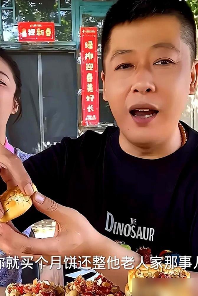 谢永强直播间卖月饼，网友刚提一句“冲赵本山面子买的”，他当场摆手，脸色都变了。他跟媳妇俩人赶紧解释，