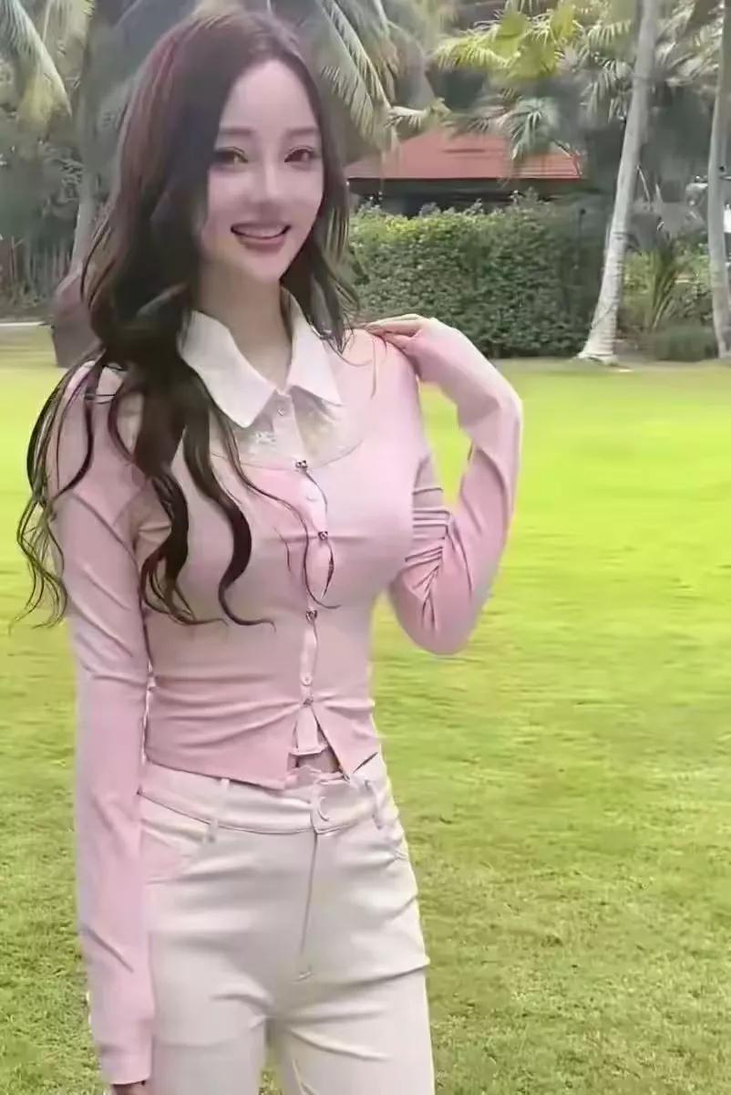 偶遇李小璐逛公园，随性穿搭藏不住的少女感，本人比网络更漂亮！周末午