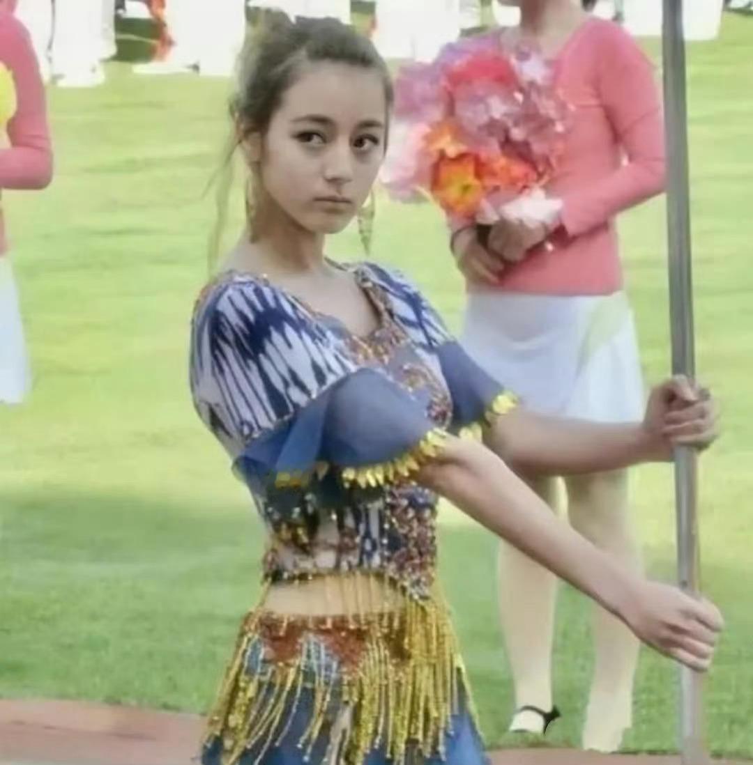 17岁的迪丽热巴当年这五官就藏不住的惊艳感