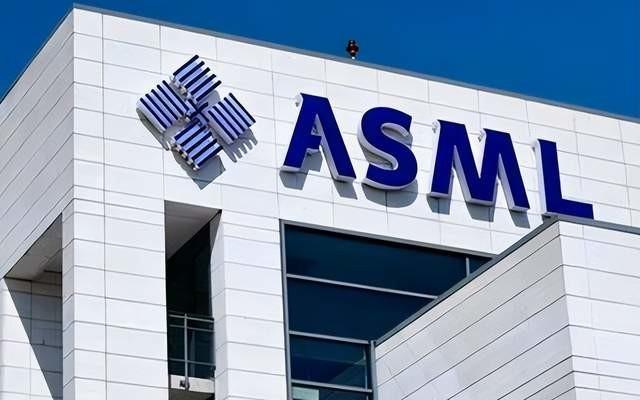 总算搞懂ASML为啥慌了！看完财报就明白了：欧洲地区营收直接归零。残酷的现实摆在