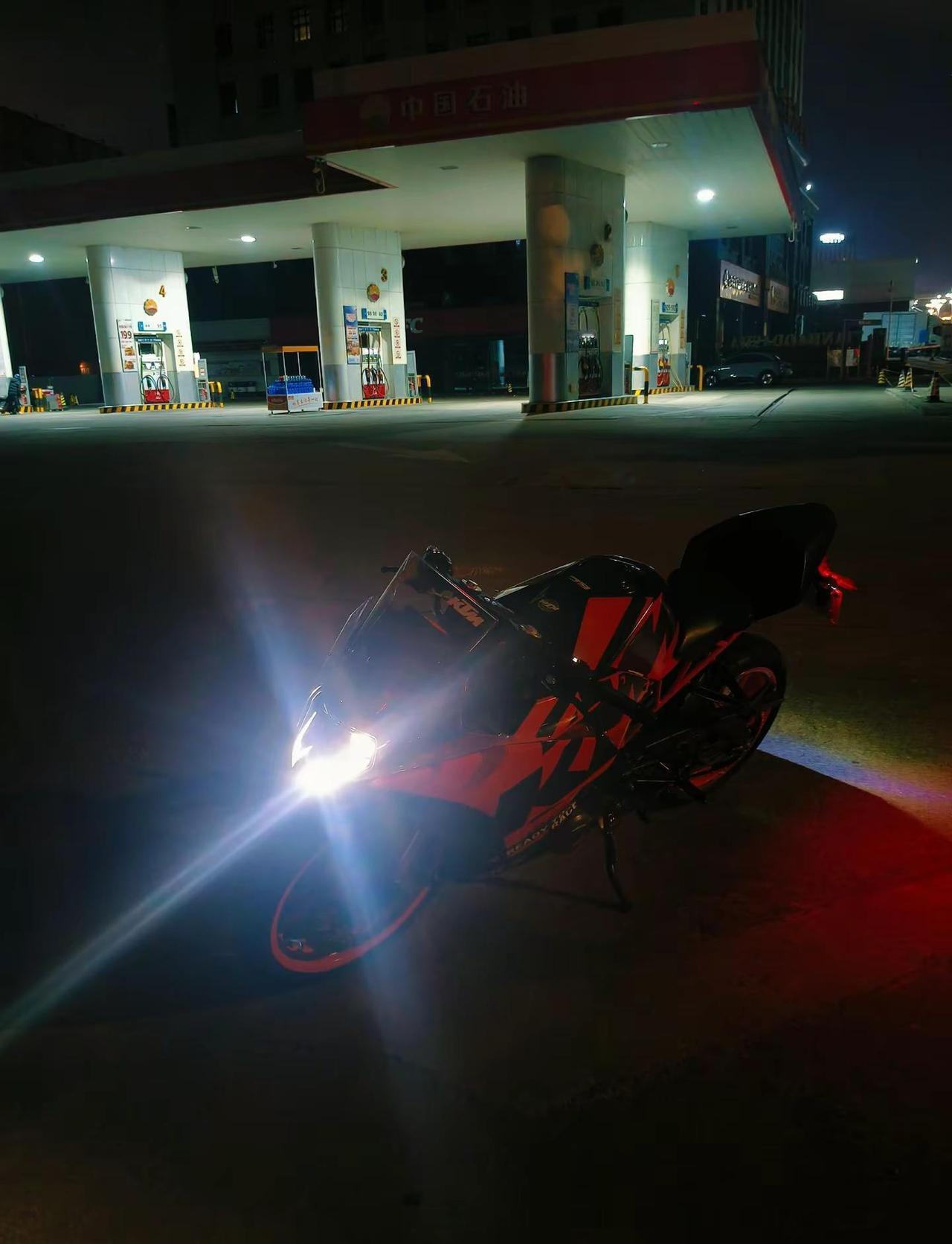 今天交警叫我停下，我没停，你喜欢的是老实人，又不是我ktmrc390