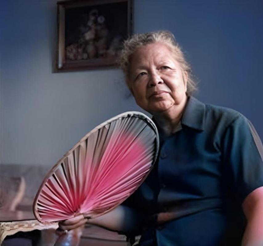 1957年，美国海关强行搜查一位中国女士的行李。突然，他们看到一沓美金，眼睛顿时