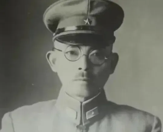 1945年，八路军神枪手狙击日军，不过众人不知道先打谁，这时，日军副官忽然对日军