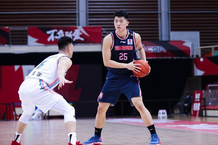 张皓嘉获得新称号！对阵四川男篮的两场比赛后，张皓嘉获得“广东男篮铁人”的新称号