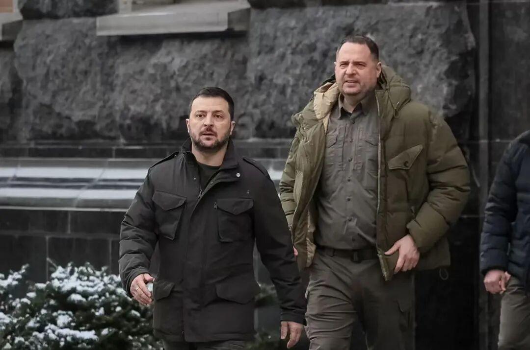 乌克兰二号人物，正式下台！要被送到前线打仗，戴罪立功！真实情况却是，美国要求泽连