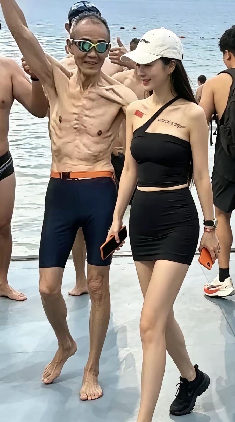 王石还是把衣服穿上吧[捂脸哭][捂脸哭][捂脸哭]看这同框画面，干瘪老态的身材，旁
