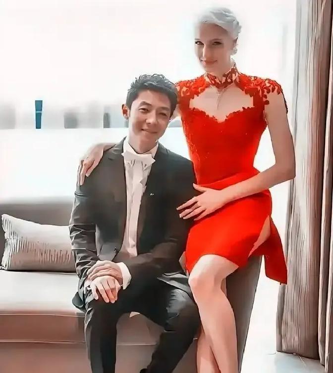 李白当年顶着家里反对硬要嫁撒贝宁，婚礼简单得连热搜都没挂多久。那会儿小撒没豪车