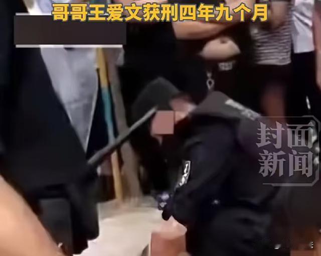 甘肃兰州，老汉带着两个儿子在小区门口卖瓜，城管上来就抢称，双方直接就开始冲突。第