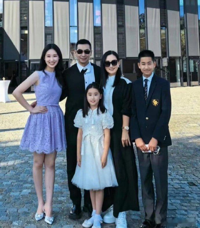 赵文卓全家福曝光，网友惊叹：一家五口共用一张脸，三个萌娃颜值爆表！清爽打扮显独特