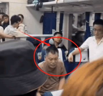“该不该动手？”女从上车一直把脚放到男的面前，男的说了几次无果后实在受不了就打了